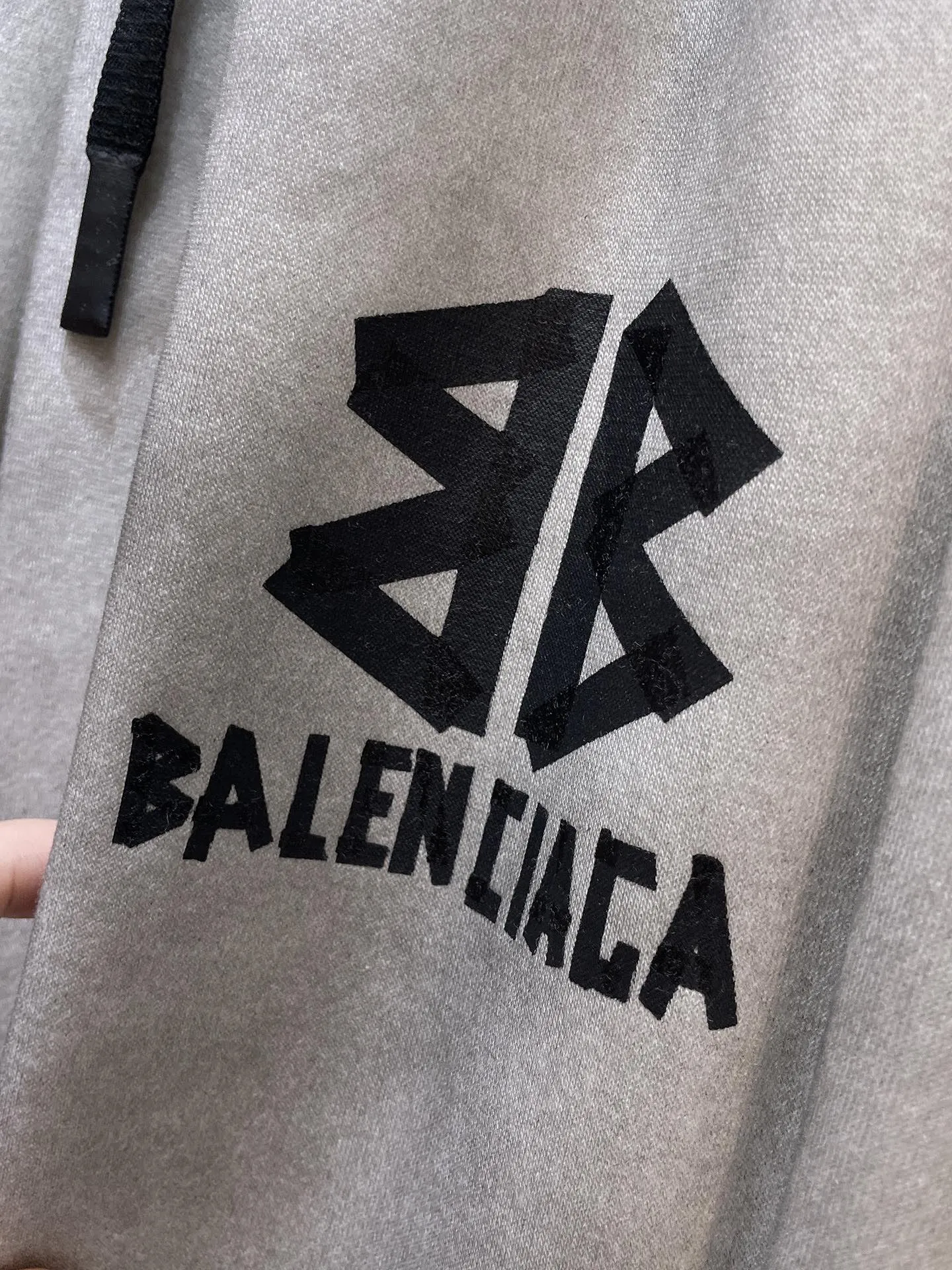 Balenciaga 🆕2026 Autumn and Winter New Arrival Casual Pants! The official website will be released simultaneously. Brand Classic LOGO casual pants, customized fabrics, excellent comfort and strong touch. Highly recognisable, perfect appearance and craftsmanship. Size:M-3XL